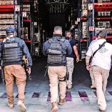 Las autoridades aseguraron diversa documentación, dispositivos electrónicos, un arma y dinero en efectivo.