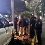 Los delincuentes perdieron el control, impactaron la camioneta en un poste de semáforo