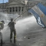Manifestantes lanzaron piedras y bombas molotov frente al Congreso argentino mientras el Senado debate la reforma laboral de Javier Milei.