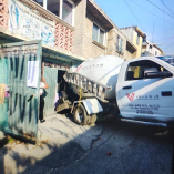 El siniestro vial ocurrió cuando la pipa circulaba por una calle con pendiente pronunciada