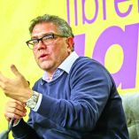 Ciudad de MÈxico a 11 de febrero de 2026. Armando Rios Piter, durante la presentaciÛn de su libro titulado GuÌa pr·ctica para salir de la Matrix. Est·n con Èl Claudia CosÌo y Estrella Ortega foto pavel jurado