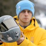 Vladislav Heraskevich, muestra su casco memorial.