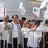 Mario Delgado, titular de la SEP, con chamarra gris.