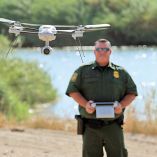 Un elemento de la milicia estadunidense controlando un dron.