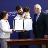 Boric con su hija en brazos.