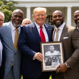 Donald Trump oficializó el indulto presidencial a cinco exjugadores de la NFL, entre ellos Nate Newton, en una decisión que la Casa Blanca presentó como un mensaje de redención y segundas oportunidades.