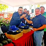 El alcalde Fernando Mercado encabezó la entrega simbólica, que incluye camiones y equipos de cómputo.