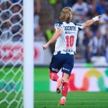 Sergio Canales marcó el único gol del partido y Rayados resistió hasta el final para vencer 1-0 a León; el VAR anuló un penal y un tanto de Stefan Medina en la recta final.