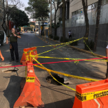 El tráiler fue retirado del socavón con ayuda de una grúa de la Secretaría de Seguridad Ciudadana