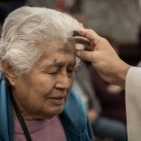 La imposición de la ceniza en la frente marca el inicio del tiempo de reflexión que sirve para preparar a las personas espiritualmente a fin de renovar su fe.