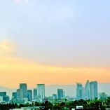Vista de la ciudad la tarde de ayer en la zona financiera de Paseo de la Reforma, luego de decretarse la contingencia.
