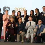 El titular del CMB aprovechó el momento y en un acto simbólico le entregó unos guantes conmemorativos a la jefa de Estado.