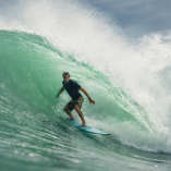 Kurt Van Dyke dentro de un tubo de ola en el Caribe de Costa Rica, maniobrando su tabla en una rompiente de gran tamaño, imagen que refleja su experiencia en olas exigentes como Salsa Brava en Puerto Viejo.