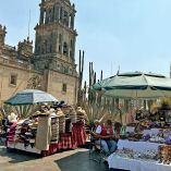 Comerciantes ambulantes en la plancha de Zócalo de la CDMX.