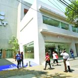 CIUDAD DE MEXICO, MEXICO 06 ABRIL 2020. CONTRIBUYENTES REALIZAN TRAMITES EN ACCESO LIMITADO COMO PARTE DE LAS MEDIDAS DE PREVENCION DE CONTAGIO DE COVID19 . Fachada SAT FOTO: KARINA TEJADA.