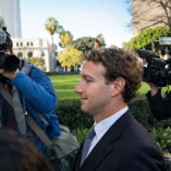 Mark Zuckerberg camina rodeado de fotógrafos y camarógrafos a su llegada a un tribunal en Los Ángeles, California, durante el inicio de un juicio civil relacionado con el impacto de Instagram en la salud mental de menores.
