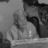 La abuelita se volvió viral por no soplarle la vela a su pastel