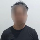 “El Mungui” intentó evadir a las autoridades, pero le dieron alcance y al inspeccionar la unidad, se encontraron dos armas largas, seis cargadores, 180 cartuchos útiles y un chaleco táctico.