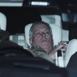 El expríncipe Andrés salió de la comisaría tras diez horas de interrogatorio por presunta mala conducta.