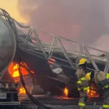 Una explosión seguida de incendio consumió en su totalidad una fábrica de solventes y químicos