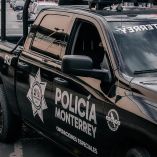 Se reportó que el motociclista se dio a la fuga del lugar; sin embargo, personas que ayudaron al hombre tomaron una foto de las placas de la motocicleta.
