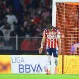 36 mil pesos por la que pudo ser la última playera profesional de Chicharito. El penal se subastó… y su futuro apunta al Mundial 2026 desde otra cancha