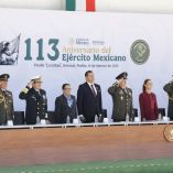 Durante el evento, el gobernador Alejandro Armenta estuvo atento a la explicación sobre la renovación del Ejército Mexicano y sus distintas misiones institucionales.