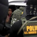 ICE deportó a una mujer migrante pese a que advirtió que su expareja la esperaba para asesinarla; el caso desató críticas por violaciones a derechos.