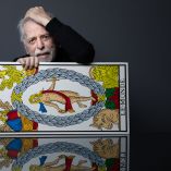 Alejandro Jodorowsky sostiene una carta gigante del Tarot de Marsella y posa frente a la cámara en su casa de París, en una sesión realizada el 16 de febrero de 2026, en un retrato que alude a su vínculo con el simbolismo y el tarot.