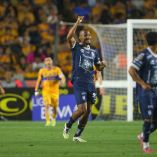 Salomón Rondón festeja su anotación ante el equipo de la UANL.