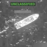 Vista aérea en blanco y negro muestra la embarcación antes de ser bombardeada por fuerzas de EU en el Pacífico oriental.