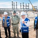 Alfonso Durazo, gobernador de Sonora, en medio, supervisa avance de hospital en San Luis Río Colorado.