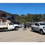 Policías quitando bloqueo del FNLS en Ocosingo, Chiapas.