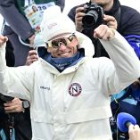 Johannes Hoesflot Klaebo celebra con los aficionados la conquista de su sexto oro de los Juegos Olímpicos de Invierno de Milán-Cortina.