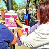 Raquel Navarro y Lupita Tello han colocado letreros con la imagen de Nancy Guthrie y medios de contacto.