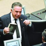 CIUDAD DE MÉXICO, 27NOVIEMBRE2025.- Waldo Fernández, sensor del PVEM, muestra el libro "Ignacio Manuel Altamirano: discusión y brindis" durante la sesión ordinaria del Senado de la República en la que los grupos parlamentarios presentaron iniciativas de ley. La mesa directiva, decretó un receso luego de que presuntamente se planteará la discusión sobre la continuidad de Gertz Manero al frente de la Fiscalía General de la República (FGR).FOTO: MARIO JASSO/CUARTOSCURO.COM