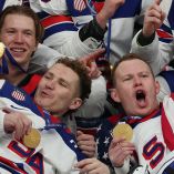 Jugadores de Estados Unidos celebran la medalla de oro durante la ceremonia de premiación en los Juegos Olímpicos de Milán-Cortina 2026.