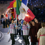 Donovan Carrillo y Sarah Schleper portan la bandera mexicana durante la ceremonia de clausura de los Juegos Olímpicos de Invierno, encabezando a la delegación tricolor tras sus actuaciones en patinaje artístico y esquí alpino.