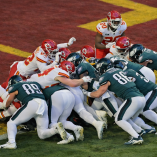 El “tush push”, jugada de corto yardaje popularizada por los Eagles y replicada por los Bills, seguirá siendo legal en la NFL tras no prosperar los intentos por prohibirla en 2025.