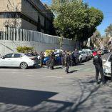 Elementos de seguridad resguardan la zona con patrullas y vehículos oficiales en calles cercanas a la FEMDO, en la colonia Guerrero de la Ciudad de México, donde se mantiene un operativo con presencia de personal táctico y cierre vehicular.