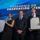 Entrega de la Beca a la Excelencia Académica Olegario Vázquez Raña en la Ceremonia de Graduación 2026 de Hospital Ángeles Health System, donde autoridades y médicos especialistas posan con los reconocimientos en el escenario.