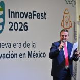 Marcelo Ebrard ofrece un discurso en la presentación de Innovafest 2026, frente a un escenario con el logotipo del evento y el lema “La nueva era de la innovación en México”, en un acto oficial de la Secretaría de Economía.