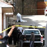 Autoridades trabajan en una zona acordonada por un homicidio en Cuernavaca.