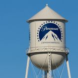 Warner Bros. Discovery confirmó que revisa una nueva oferta de adquisición de Paramount, mientras mantiene apoyo a un acuerdo previo con Netflix.
