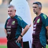 Javier Aguirre junto a Toni Amor, quien ahora suena para dirigir en España, cambiando la dinámica en la Selección Mexicana
