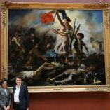Rachida Dati y Laurence des Cars posan frente al cuadro “La libertad guiando al pueblo” de Eugène Delacroix en el Museo del Louvre de París, durante la reapertura de la obra tras un proceso de restauración en abril de 2024.