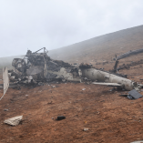 Restos calcinados y dispersos de un helicóptero militar Mi-17 sobre terreno árido en el sur de Perú, tras el accidente en Chala, Arequipa, donde murieron 15 personas y un perro fue hallado con vida.