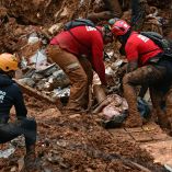 Defensa Civil y voluntarios buscan sobrevivientes bajo toneladas de tierra.