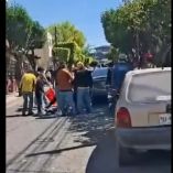 Los hechos se registraron en la intersección de las calles 5 de Mayo y Morelos, donde el sujeto atacó a dos personas que se encontraban en un paradero del transporte público.