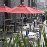 Un restaurante del Centro Histórico luce con mesas vacías durante el medio día de este domingo.